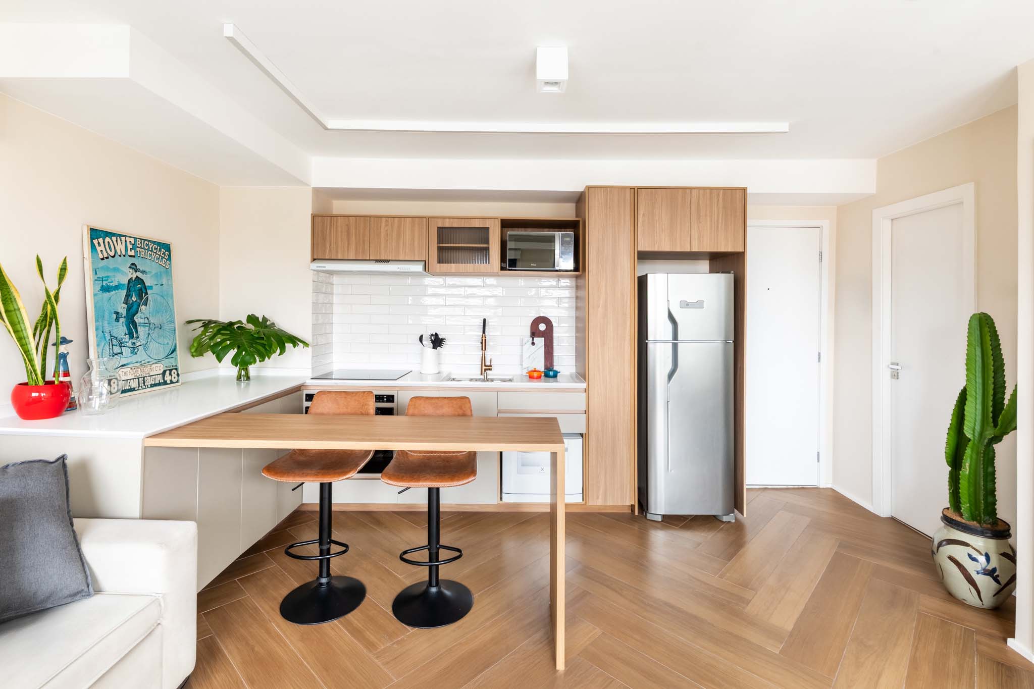 Cozinha moderna com mesa e cadeiras.
