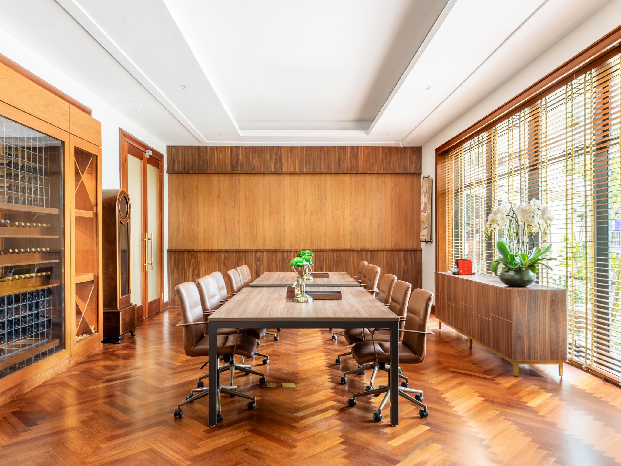Cozinha moderna com mesa e cadeiras.